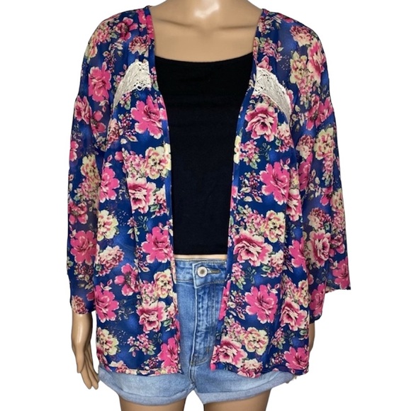 LA Hearts Pink Floral Open Flowy Short Sleeve Kimono Top With Lace Detail - Picture 1 of 4